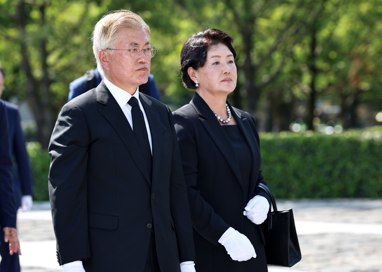 문재인 전 대통령과 김정숙 여사가 23일 오후 경남 김해 봉하마을에서 열린 고(故) 노무현 전 대통령 15주기 추도식에서 노 전 대통령의 묘역을 참배하고 있다. [연합]