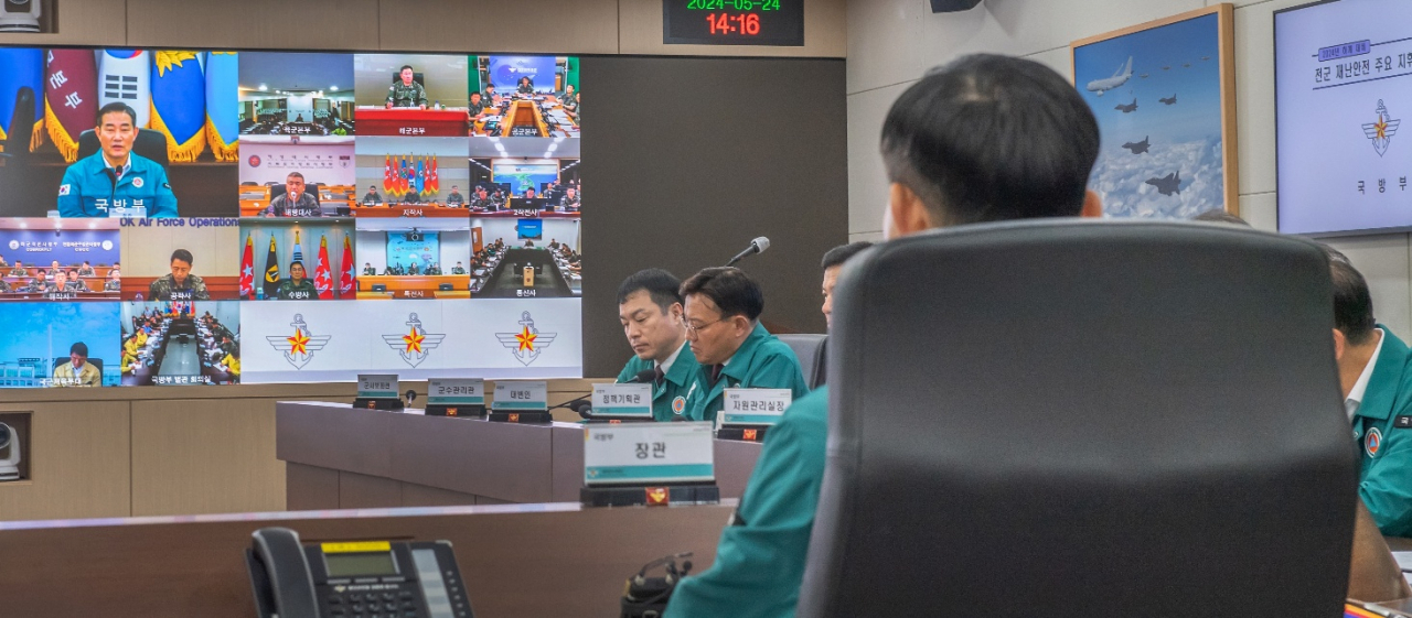 국방부는 24일 신원식 국방부 장관 주관으로 올해 하계 대비 전군 재난안전 주요 지휘관 회의를 열고 풍수해 및 폭염 등 여름철 예상되는 각종 재난 상황에 대한 우리 군의 대비태세를 점검했다. [국방부 제공]