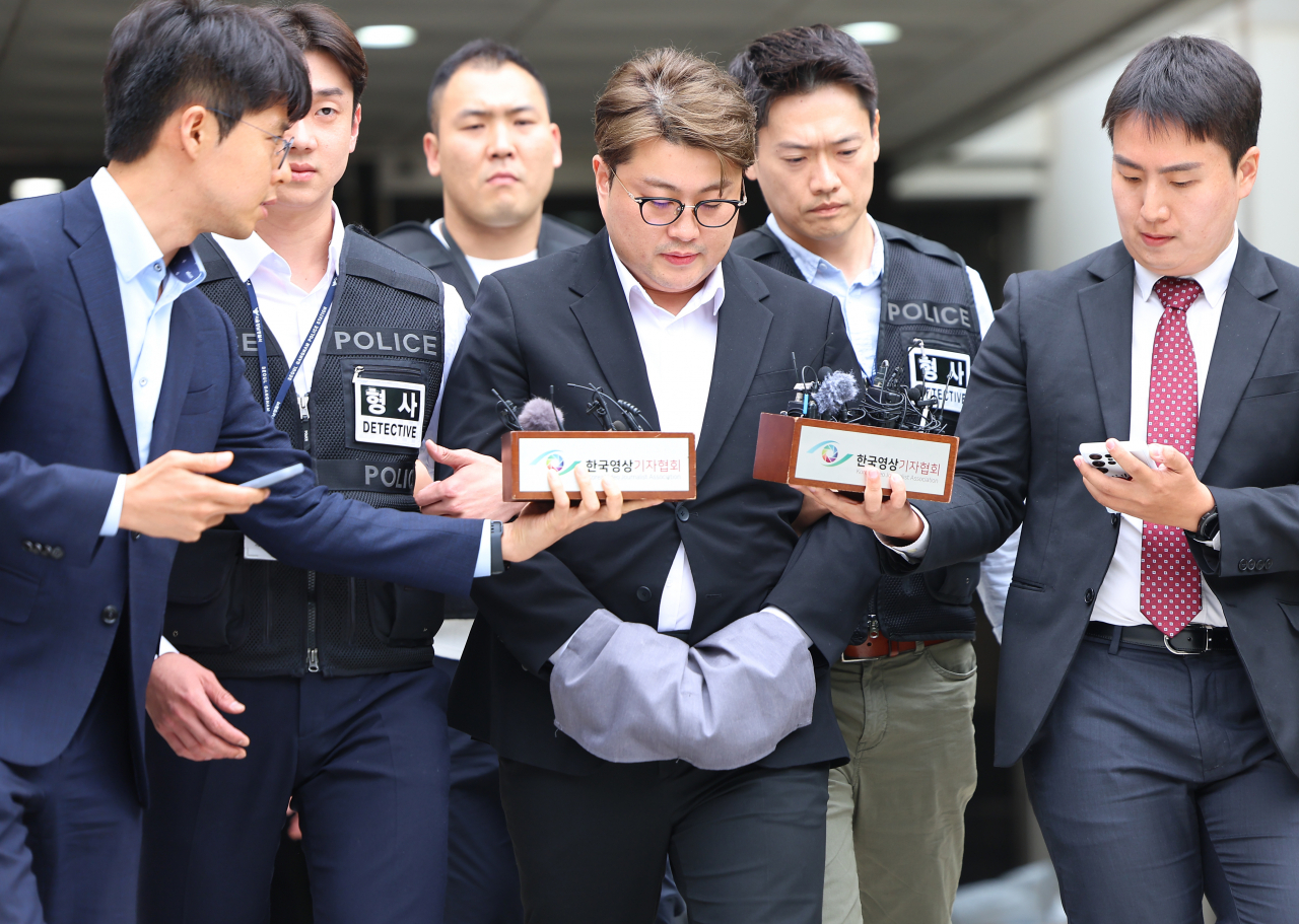 음주 뺑소니 혐의로 구속영장이 신청된 가수 김호중이 24일 구속 전 피의자 심문(영장실질심사)을 마친 뒤 서울 서초구 서울중앙지법을 나서고 있다. [연합]