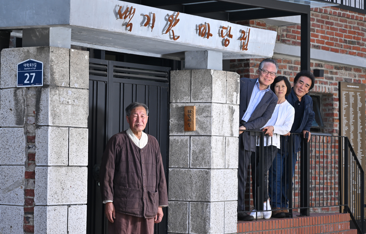 신학철(왼쪽부터) 백기완 노나메기 재단 이사장, 최갑수 재단공동후원회장, 채원희 사무처장, 양기환 전 기획위원장이 21일 오후 서울 종로구 백기완 마당집에서 헤럴드경제와 인터뷰를 하고 있다. 임세준 기자