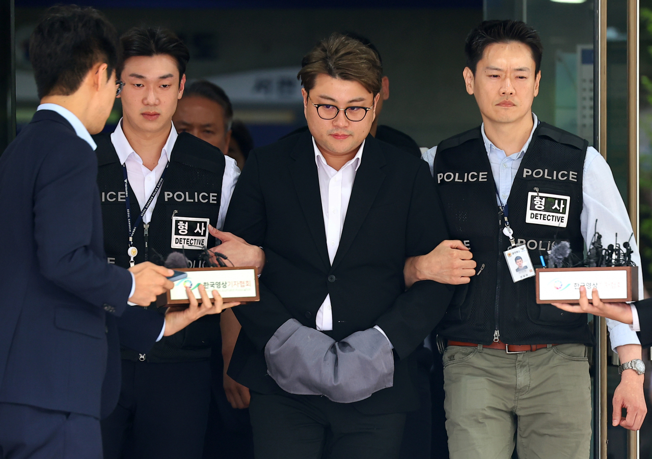 '음주 운전 뺑소니' 혐의를 받는 가수 김호중이 24일 오후 구속 전 피의자 심문(영장실질심사)을 마친 뒤 서울 서초구 서울중앙지법에서 나와 호송차로 향하고 있다. 연합뉴스