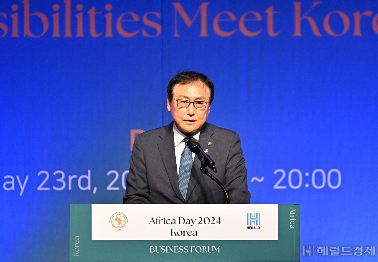 정인교 산업통상자원부 통상교섭본부장이 23일 오후 서울 서대문구 스위스 그랜드 호텔 컨벤션홀에서 열린 ‘아프리카의 날 2024 기념 비즈포럼’에서 축사를 하고 있다. 이상섭 기자