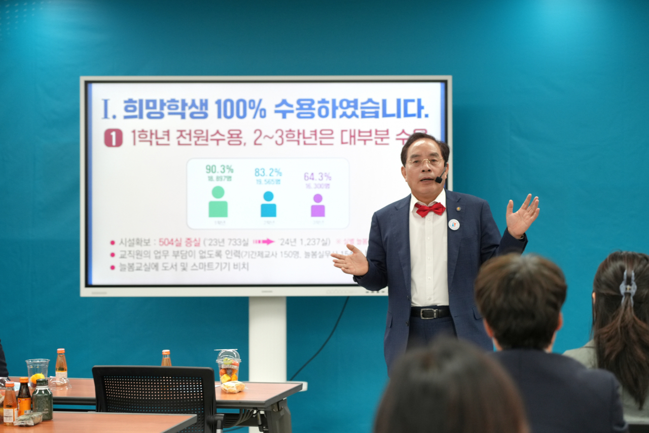 하윤수 부산시교육감이 교육부 출입 기자단과 관계자들을 만나 부산형 늘봄학교에 대해 설명하고 있다. [사진=부산교육청]