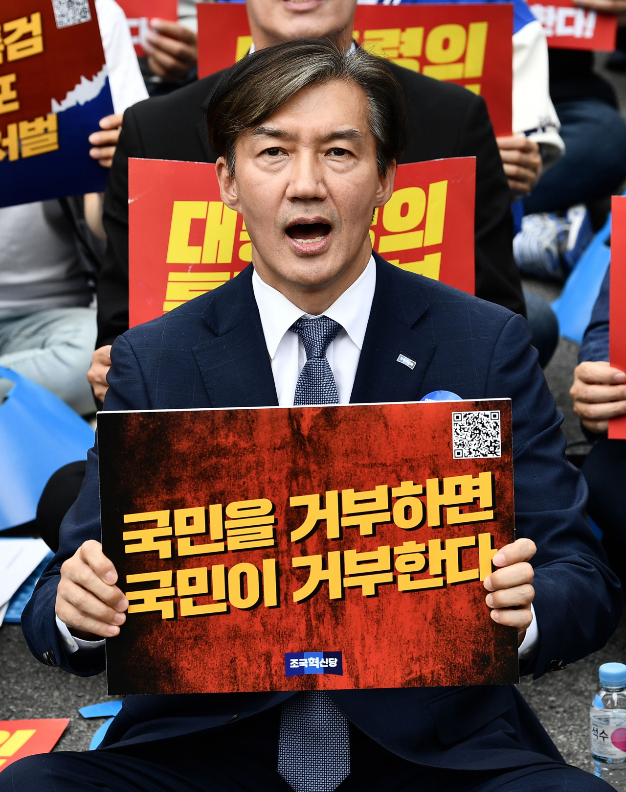조국 조국혁신당 대표가 25일 오후 서울역 앞에서 열린 야당·시민사회 공동 해병대원특검법 거부 규탄 및 통과 촉구 범국민대회에서 구호를 외치고 있다. [연합]