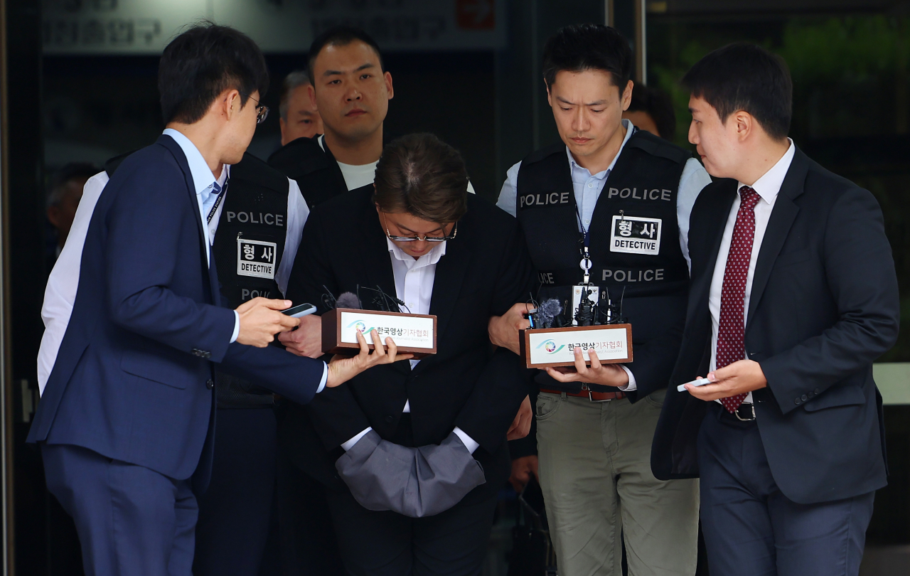 음주 뺑소니 혐의를 받는 가수 김호중이 24일 구속 전 피의자 심문(영장실질심사)을 마친 뒤 서울 서초구 서울중앙지법을 나서며 고개 숙여 인사하고 있다. [연합]