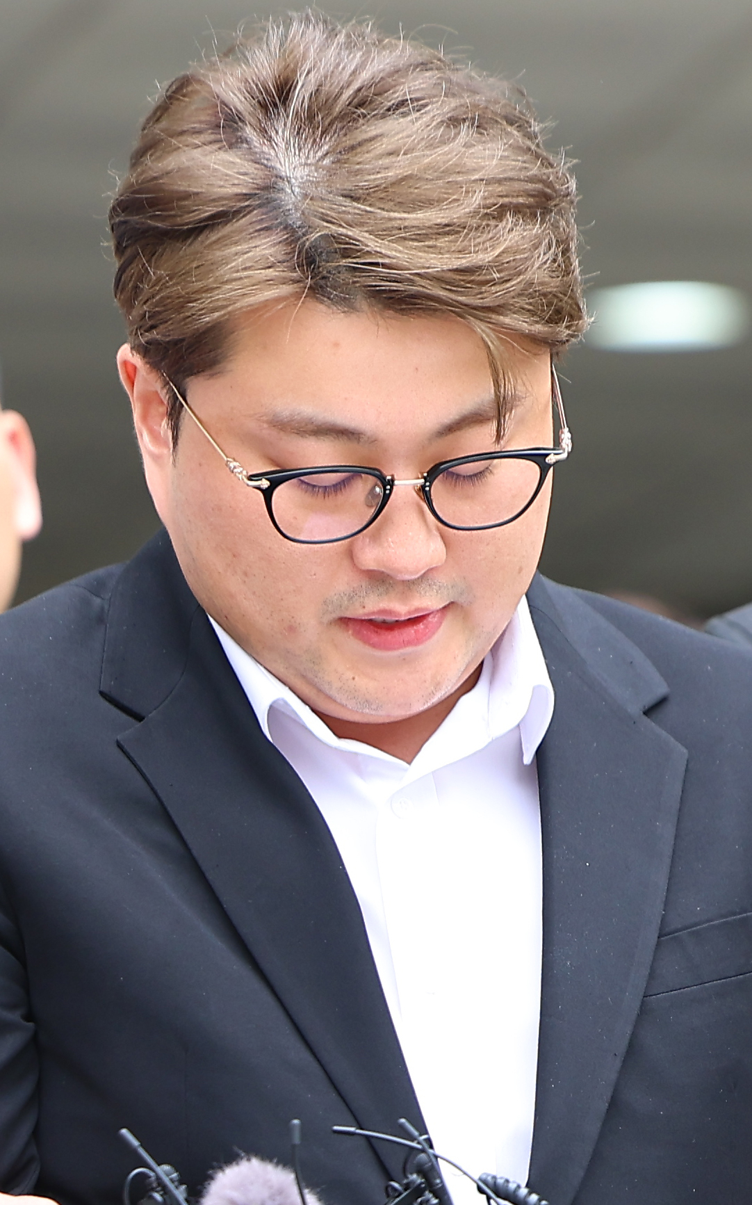 음주 뺑소니 혐의를 받는 가수 김호중이 24일 구속 전 피의자 심문(영장실질심사)을 마친 뒤 서울 서초구 서울중앙지법을 나서고 있다. [연합]