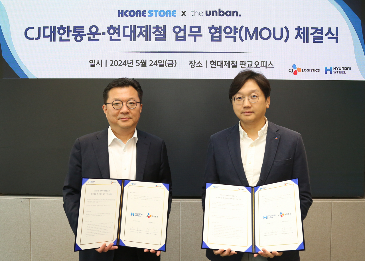 현대제철-CJ대한통운이 고객 물류서비스 편의향상을 위해 양사의 전자상거래 사이트와 화물운송 시스템의 플랫폼을 연동하는 업무협약을 체결했다. 이성수(왼쪽부터) 현대제철 봉형강사업본부장과 이종훈 CJ대한통운 경영지원실장. [현대제철 제공]
