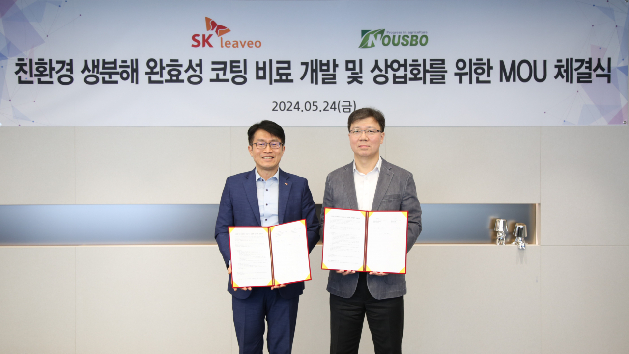양호진(왼쪽) SK리비오 대표와 김창균 누보 대표가 협약식 이후 기념촬영을 하고 있다. [SKC 제공]