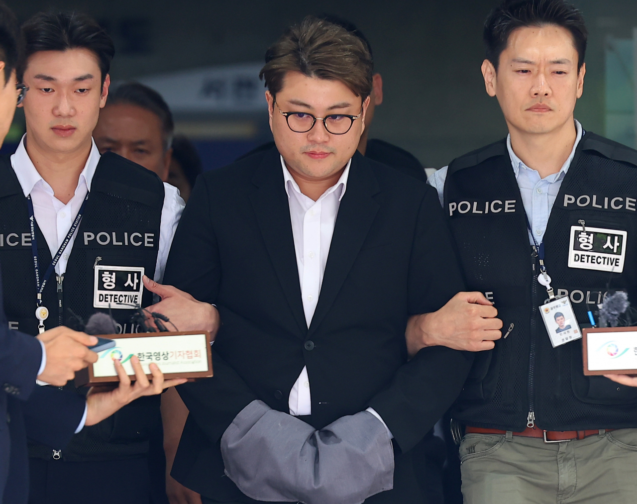 김호중이 24일 구속 전 피의자 심문(영장실질심사)을 마친 뒤 서울 서초구 서울중앙지법을 나와 호송차로 향하고 있는 모습 [연합]