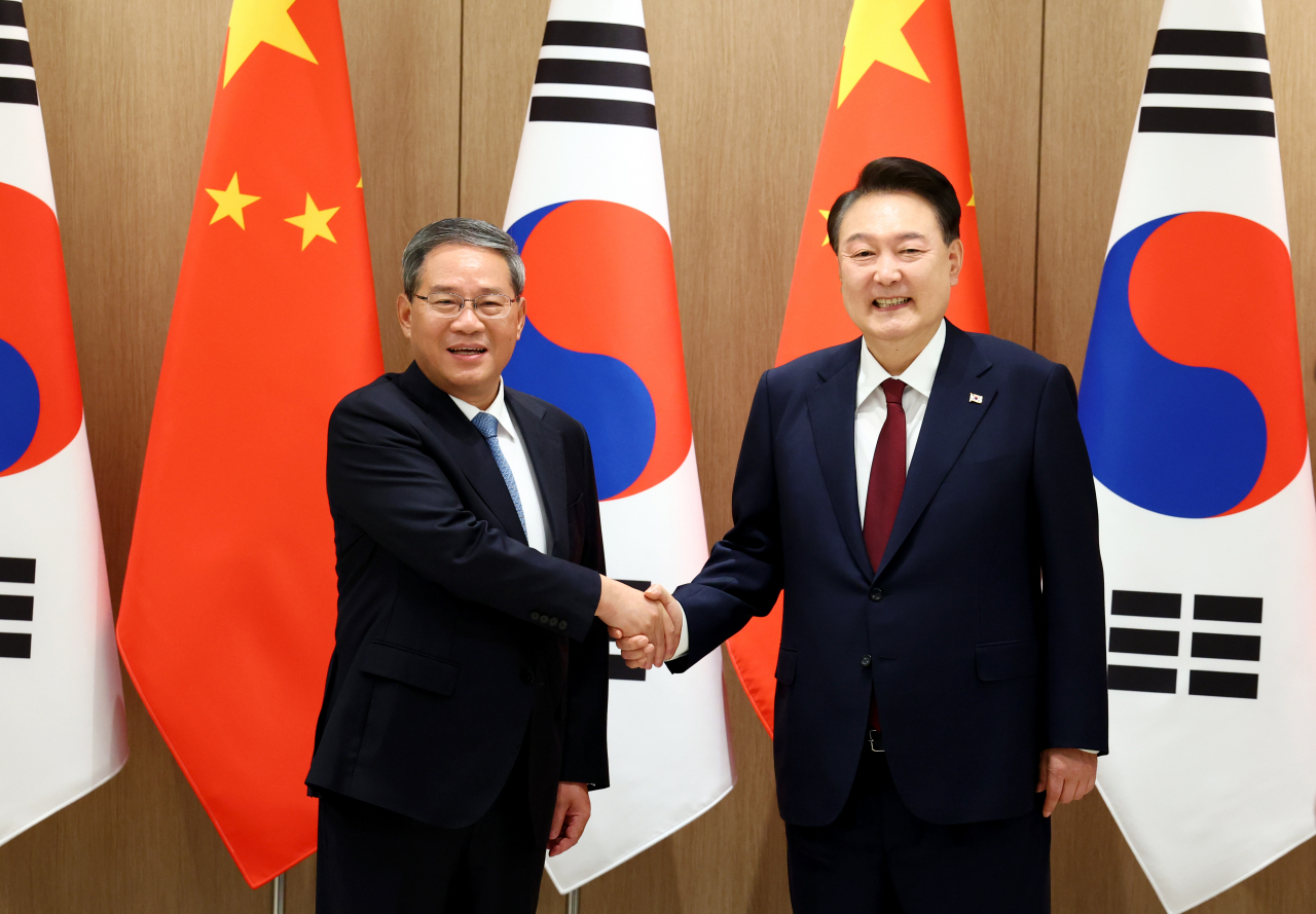 윤석열 대통령이 26일 서울 용산 대통령실에서 열린 리창 중국 국무원 총리와 회담 시작에 앞서 악수하고 있다. [연합]