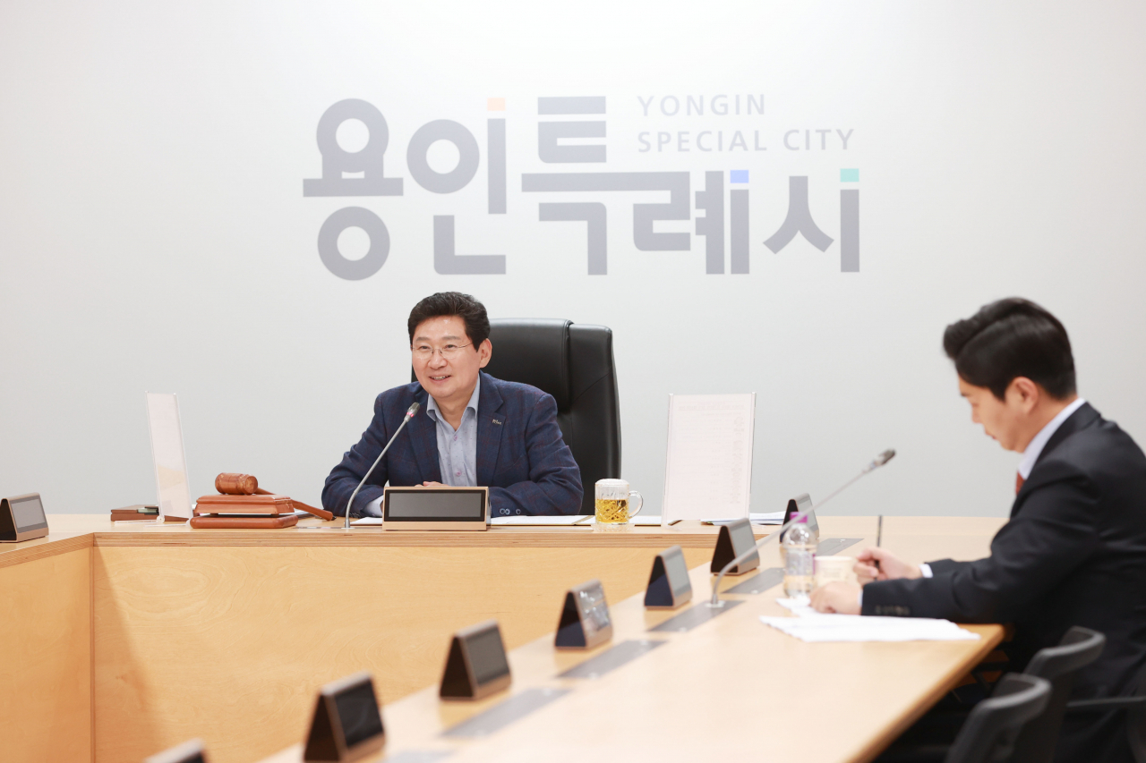 전국대도시시장협의회장인 이상일 용인특례시장이 용인시청 영상회의실에서 전국대도시시장협의회 소속 시장들과 화상회의를 하고 있다.