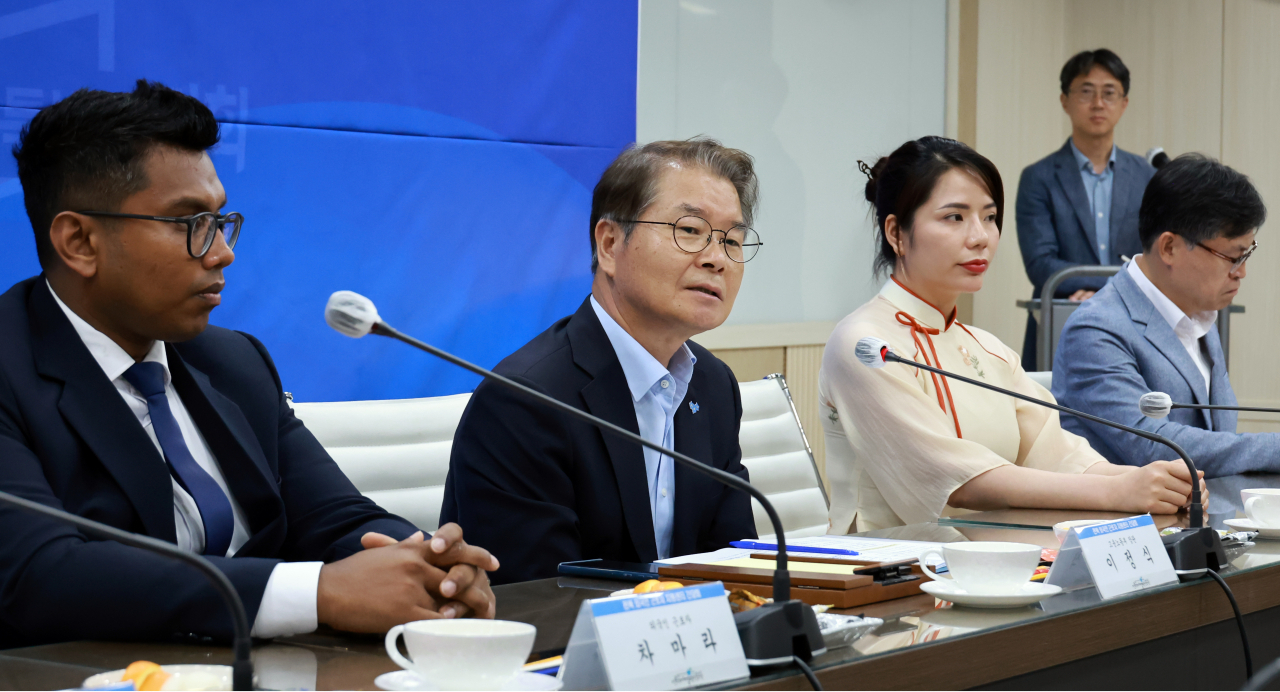 26일 전북 외국인근로자지원센터를 찾은 이정식 고용노동부 장관 [고용노동부 제공]
