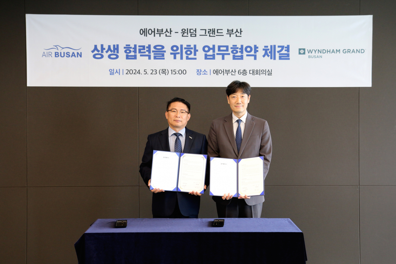 지난 23일 에어부산 대회의실에서 (왼쪽부터) 마호진 에어부산 영업본부장과 박지호 윈덤그랜드부산 총지배인이 상호 교류·협력 업무협약을 체결하고 있다. [사진=에어부산]