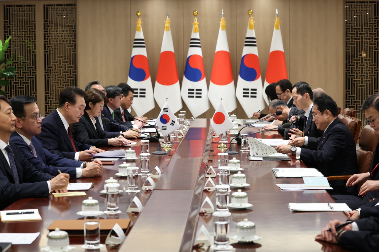 윤석열 대통령이 26일 서울 용산 대통령실에서 열린 한일 정상회담에서 기시다 후미오 일본 총리와 회담하고 있다. [연합]
