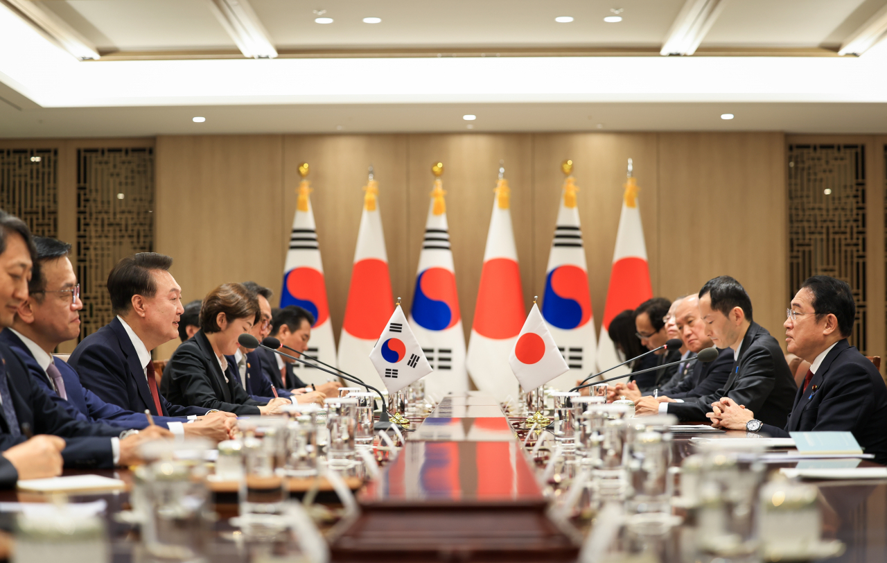윤석열 대통령이 26일 서울 용산 대통령실에서 기시다 후미오 일본 총리와 한일 정상회담을 하고 있다. [연합]