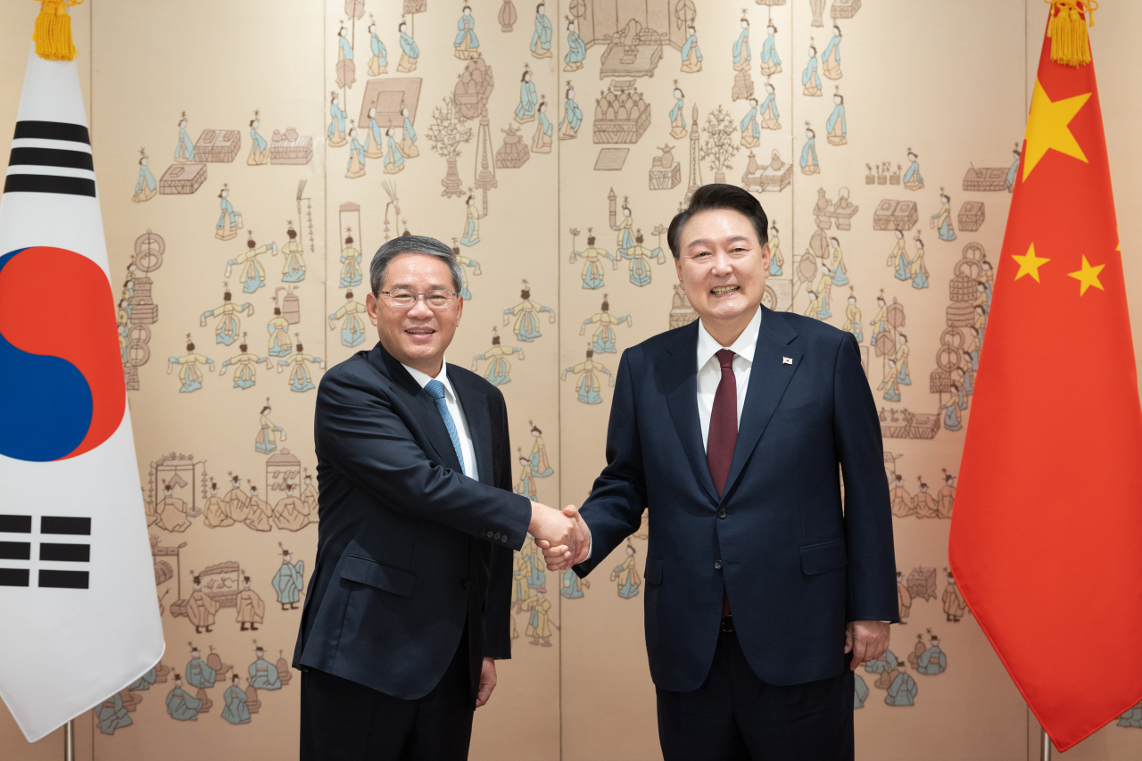 윤석열 대통령이 지난달 26일 서울 용산 대통령실 청사에서 리창 중국 국무원 총리(왼쪽)와 악수하고 있다. [연합]