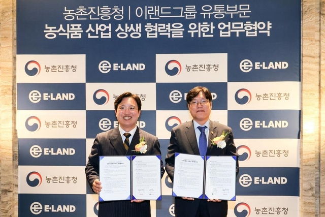 이랜드그룹 유통부문이 농촌진흥청과 ‘농식품 산업 상생 협력을 위한 업무협약’을 체결했다. 윤성대(왼쪽부터) 이랜드리테일 대표이사와 조재호 농촌진흥청장이 기념촬영을 하고 있다. [이랜드그룹 제공]