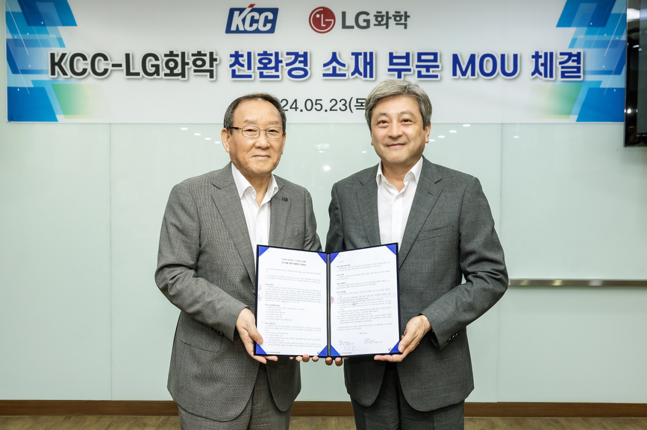 이종구(오른쪽) LG화학 부사장과 김상훈 KCC 부사장이 지난 23일 경기 용인시 마북동에 위치한 KCC 중앙연구소에서 친환경 소재와 도료 관련 기술을 연구·개발을 위한 업무협약(MOU)을 체결하고 기념 촬영을 하고있다. [LG화학 제공]