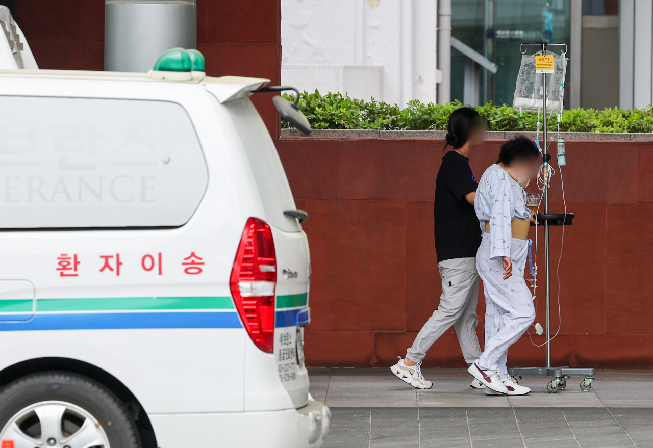 27년만에 의대증원이 확정되며 의정갈등이 장기전으로 이어지고 있는 가운데 26일 서울 시내 한 대형병원에서 한 환자가 이동하고 있다. [연합]