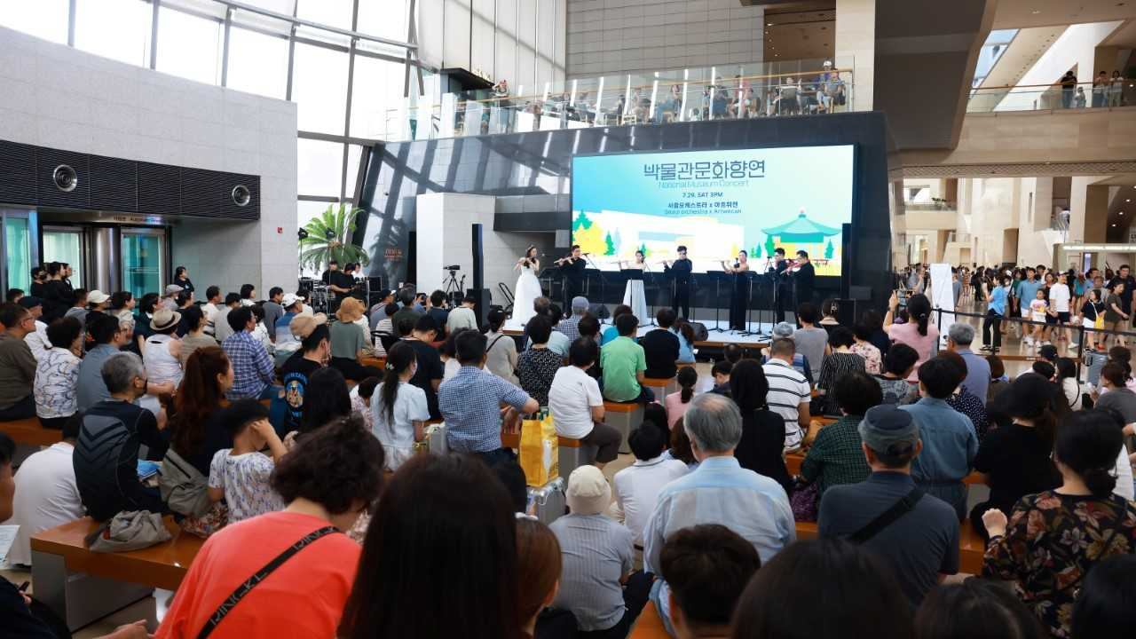 농심 ‘신나는 심포니’가 지난해 7월 29일 서울 국립중앙박물관에서 공연을 하는 모습. [농심 제공]