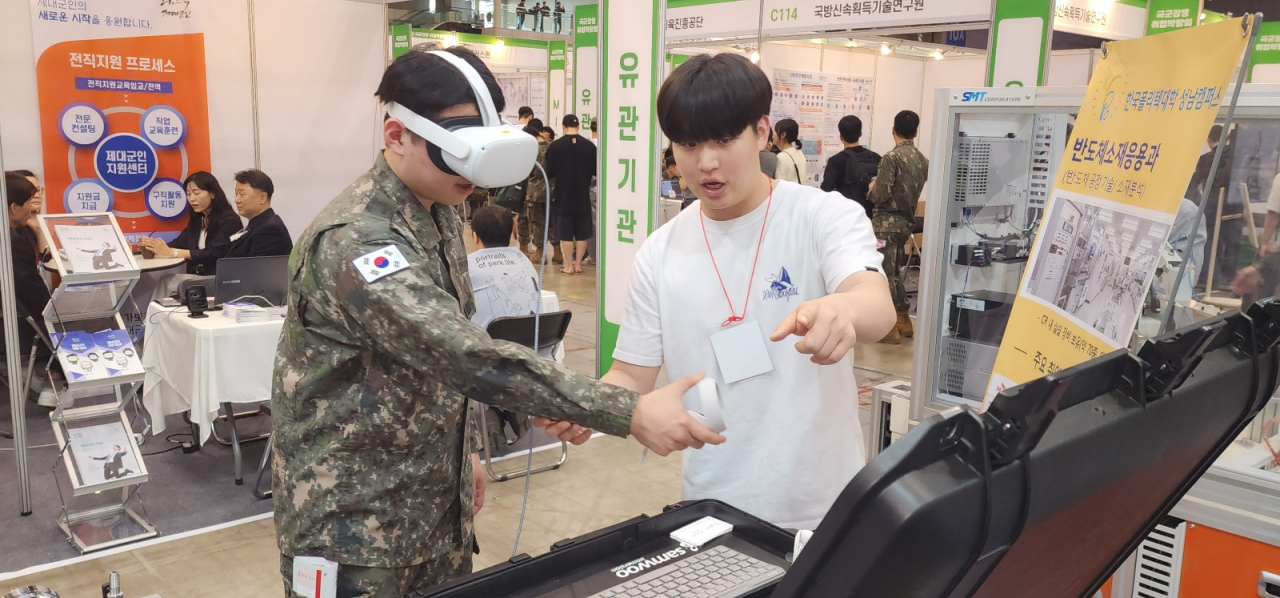 지난달 29일 경기 고양시 킨텍스에서 열린 ‘2024년 국군장병 취업박람회’에서 한국폴리텍대학 부스를 찾은 장병이 가상현실(VR) 기기를 이용해 반도체 공정을 간접 체험하고 있다. [한국폴리텍대학 제공]
