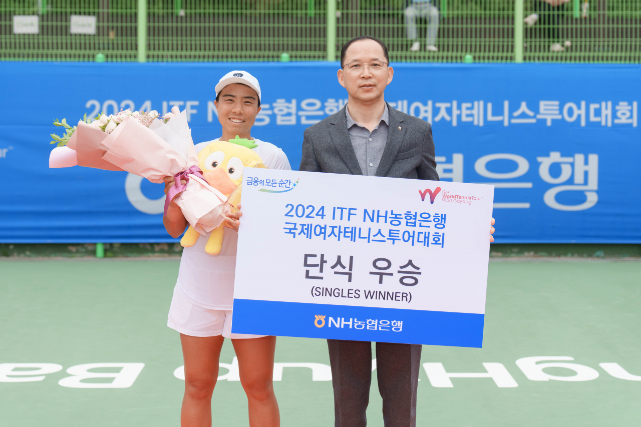 26일 ‘2024 ITF NH농협은행 국제여자테니스투어대회’에서 박병규(오른쪽) NH농협은행 부행장과 단식 우승자 장한나가 수상 후 기념촬영을 하고 있다. [NH농협은행 제공]