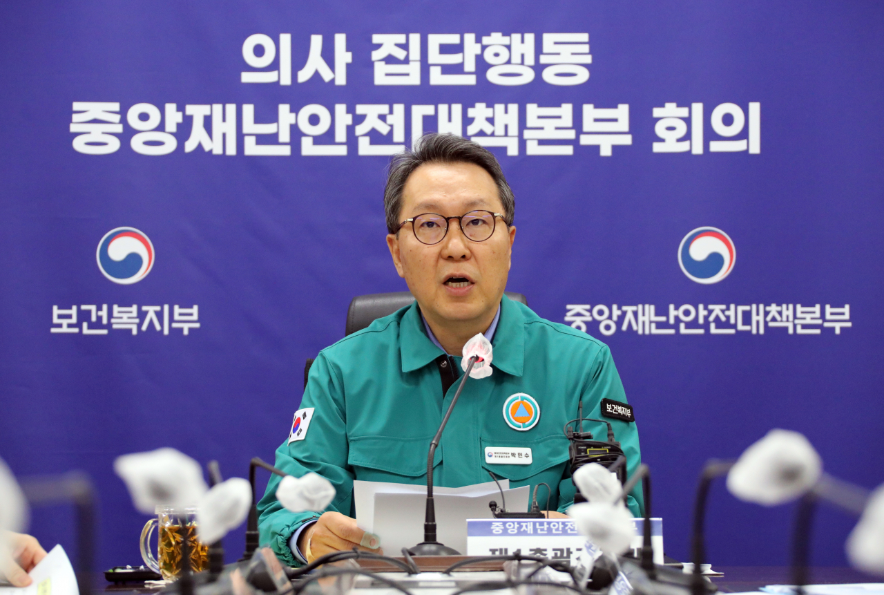 박민수 ‘의사 집단행동 중앙재난안전대책본부(중대본)’ 제1총괄조정관(보건복지부 2차관)이 27일 오전 정부세종청사에서 중대본 회의를 주재하고 있다.[연합]