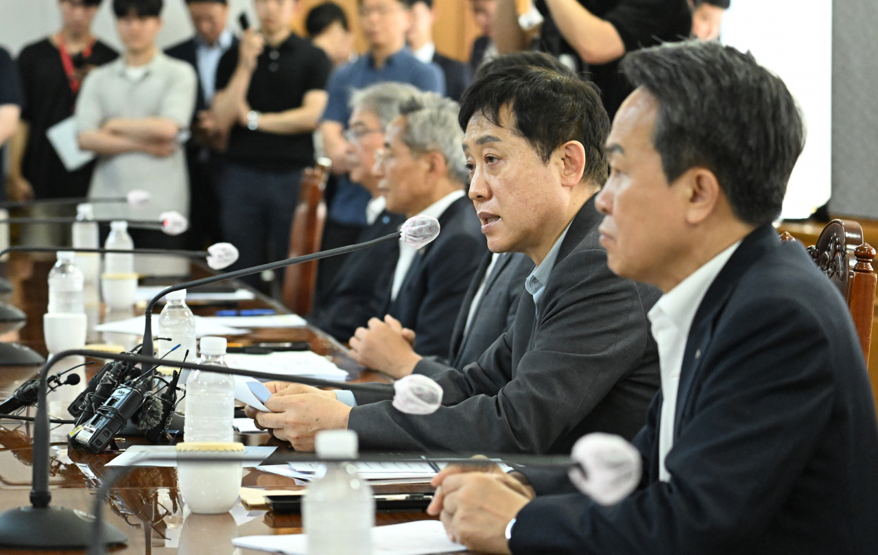 김주현(오른쪽에서 두 번째) 금융위원장이 지난해 서울 중구 전국은행연합회에서 열린 은행지주회장 간담회에 참석해 발언하고 있다. 김 위원장은 이날 간담회를 통해 은행권 경영과 영업관행, 제도 개선방안 등을 발표했다. 임세준 기자