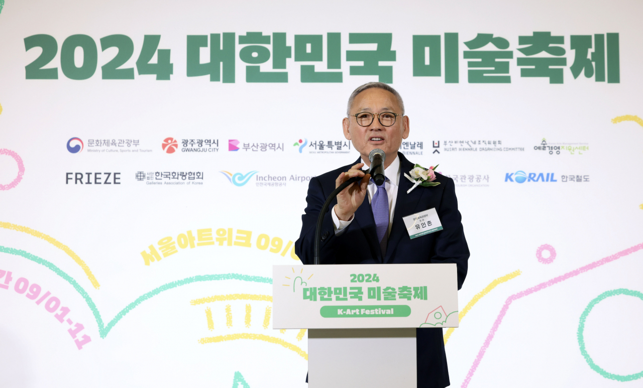 유인촌 문화체육관광부 장관이 지난 4월 22일 서울 종로구 국립현대미술관 서울관에서 열린 ‘2024 대한민국 미술축제’ 추진 공동선언문을 발표하는 모습.