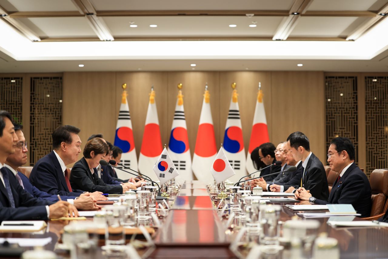 윤석열 대통령이 26일 서울 용산 대통령실에서 기시다 후미오 일본 총리와 한일 정상회담을 하고 있다. [연합]