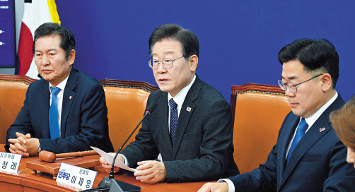 이재명 더불어민주당 대표가 이날 오전 서울 여의도 국회에서 열린 최고위원회의에서 모두발언을 하고 있다. 임세준 기자