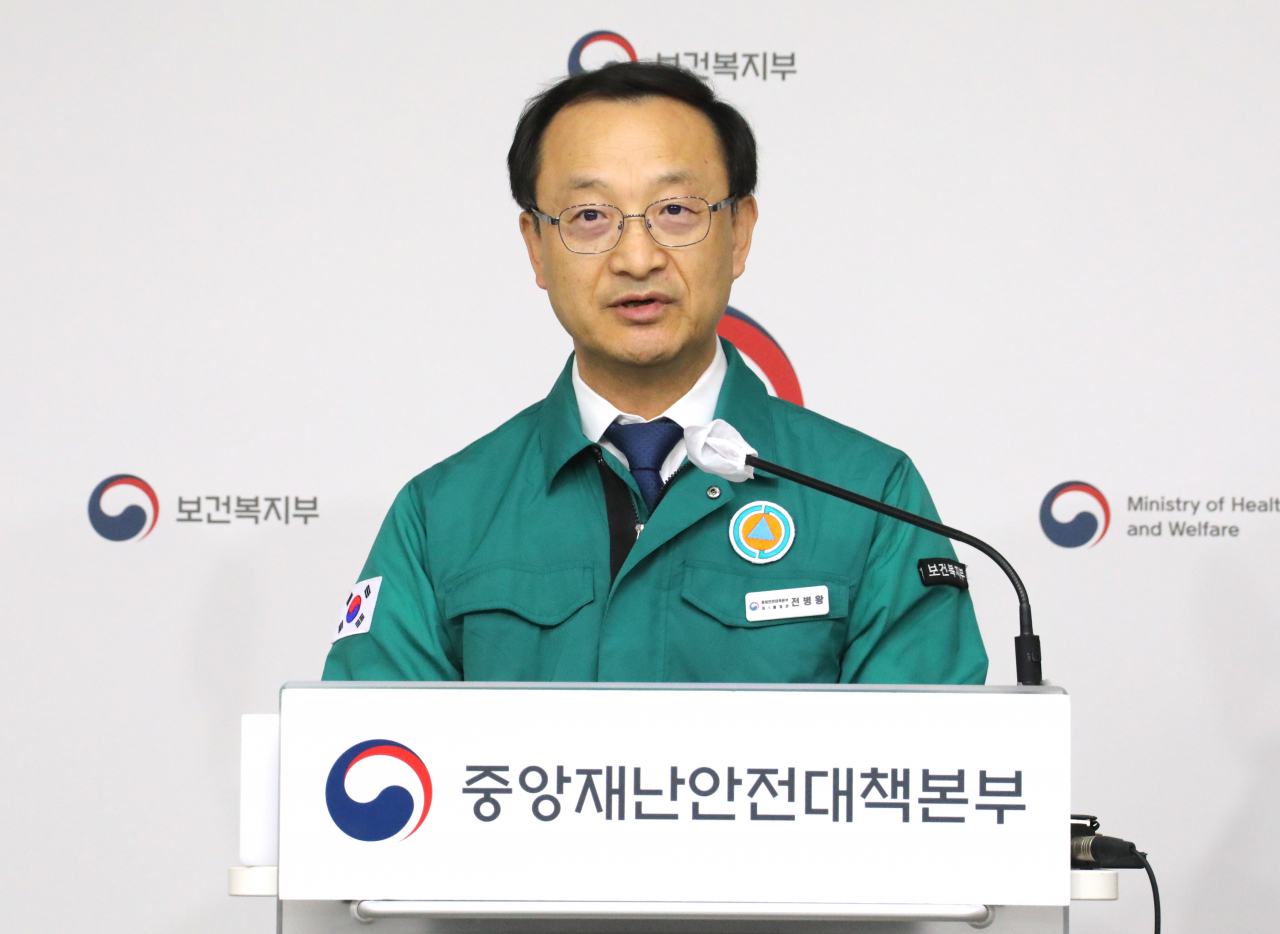 전병왕 중앙재난안전대책본부 제1통제관(보건복지부 보건의료정책실장)이 27일 오전 정부세종청사에서 중대본 회의 결과를 설명하고 있다. [연합]