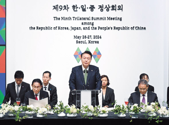 윤석열(가운데) 대통령이 26일 서울 종로구 국립현대미술관 서울관에서 열린 제9차 한일중 정상회의 환영만찬에서 기시다 후미오(왼쪽) 일본 총리와 리창(오른쪽) 중국 국무원 총리가 배석한 가운데 만찬사를 하고 있다. [연합]