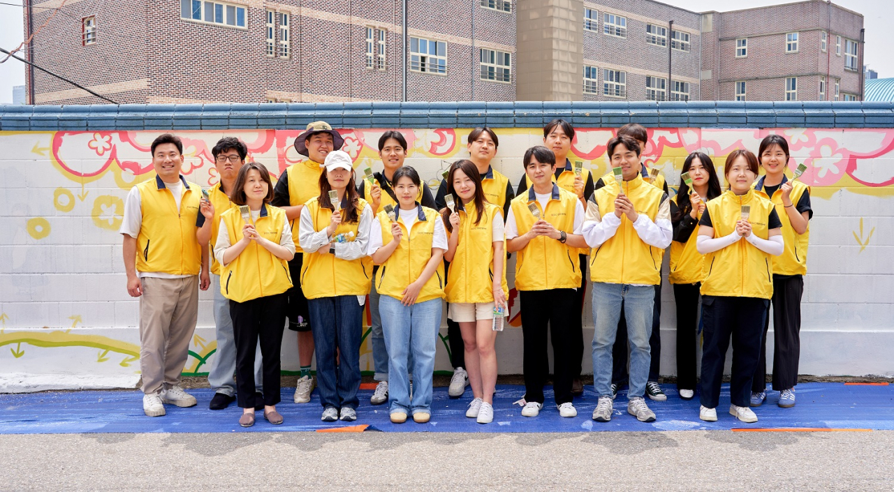 HDC현대산업개발은 24일, HDC그룹사 연합봉사에 참여해 용산구 관내 삼광초 어린이와 인근 주민들의 거주환경 개선을 위한 벽화 그리기 봉사활동을 진행했다.[사진=HDC현대산업개발 제공]