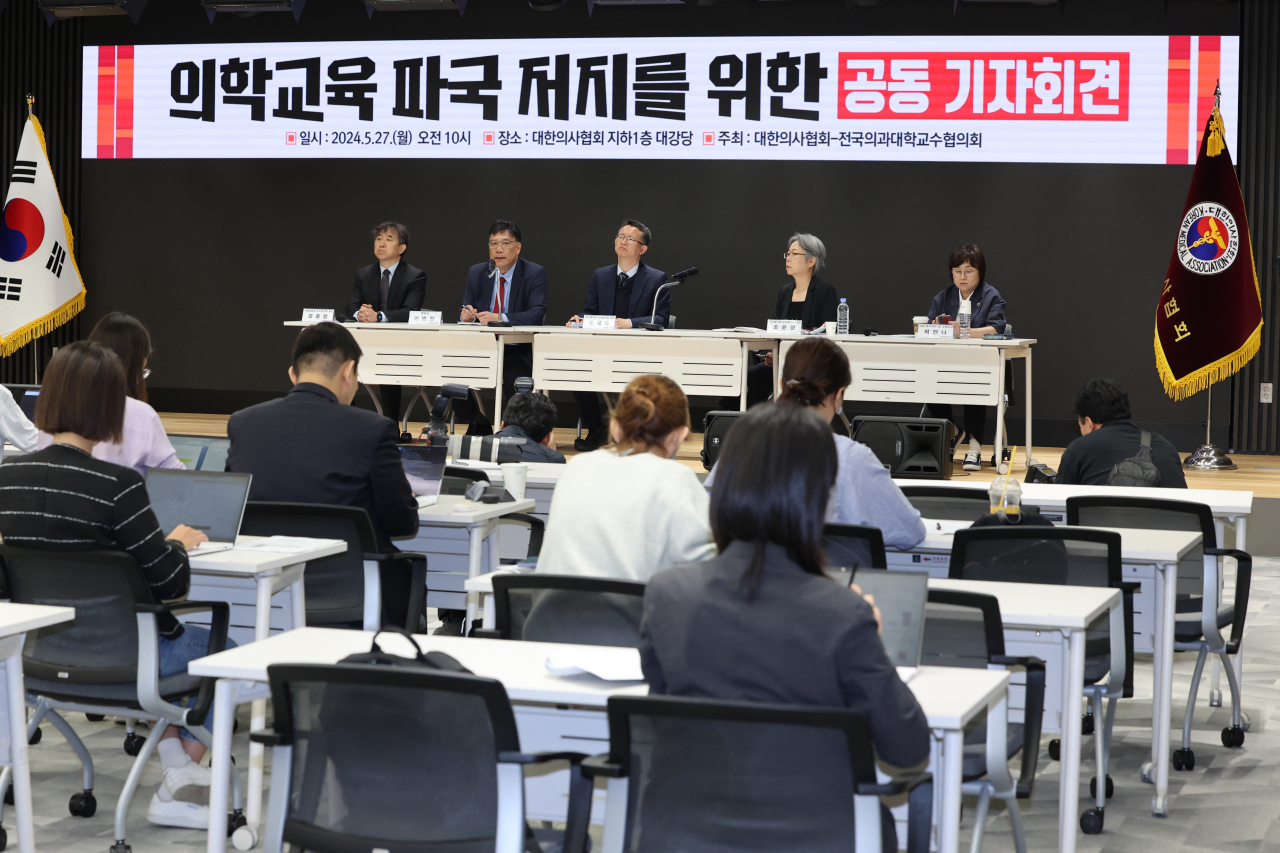 이병철 변호사(왼쪽 두번째)가 27일 오전 서울 용산구 대한의사협회(의협) 회관 대강당에서 열린 의협·전국의대교수협의회 공동 기자회견에서 취재진 질문을 받기에 앞서 발언하고 있다. 왼쪽부터 김종일 서울대 의대 교수협의회장, 이 변호사, 오세옥 부산대 의대 교수협의회장, 조윤정 고려대 의대 교수협의회 의장, 최안나 의협 총무이사 겸 보험이사. [연합]