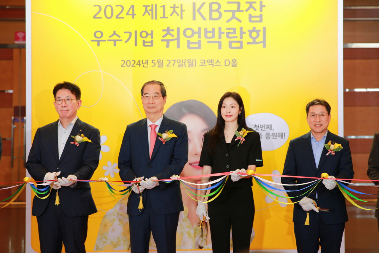 27일 서울 강남구 소재 서울 코엑스 D홀에서 열린 '2024 제1차 KB굿잡 우수기업 취업박람회'에서 한덕수(왼쪽에서 두 번째) 국무총리, 이성희(오른쪽 첫 번째) 고용노동부 차관, 이재근(왼쪽 첫 번째) KB국민은행장 및 김연아 KB홍보모델이 기념사진을 촬영하고 있다.[KB국민은행 제공]