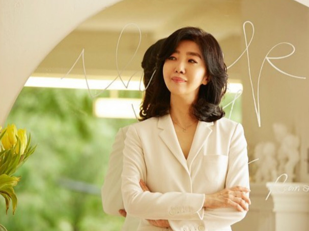 경찰이 건강기능식품을 판매하며 허위·과장 광고를 한 혐의로 고발됐던 가정의학과 전문의 겸 방송인 여에스더(58)씨에게 무혐의 결론을 내렸다. 사진은 가정의학과 전문의 겸 방송인 여에스더(58).[여에스더 인스타그램 갈무리]