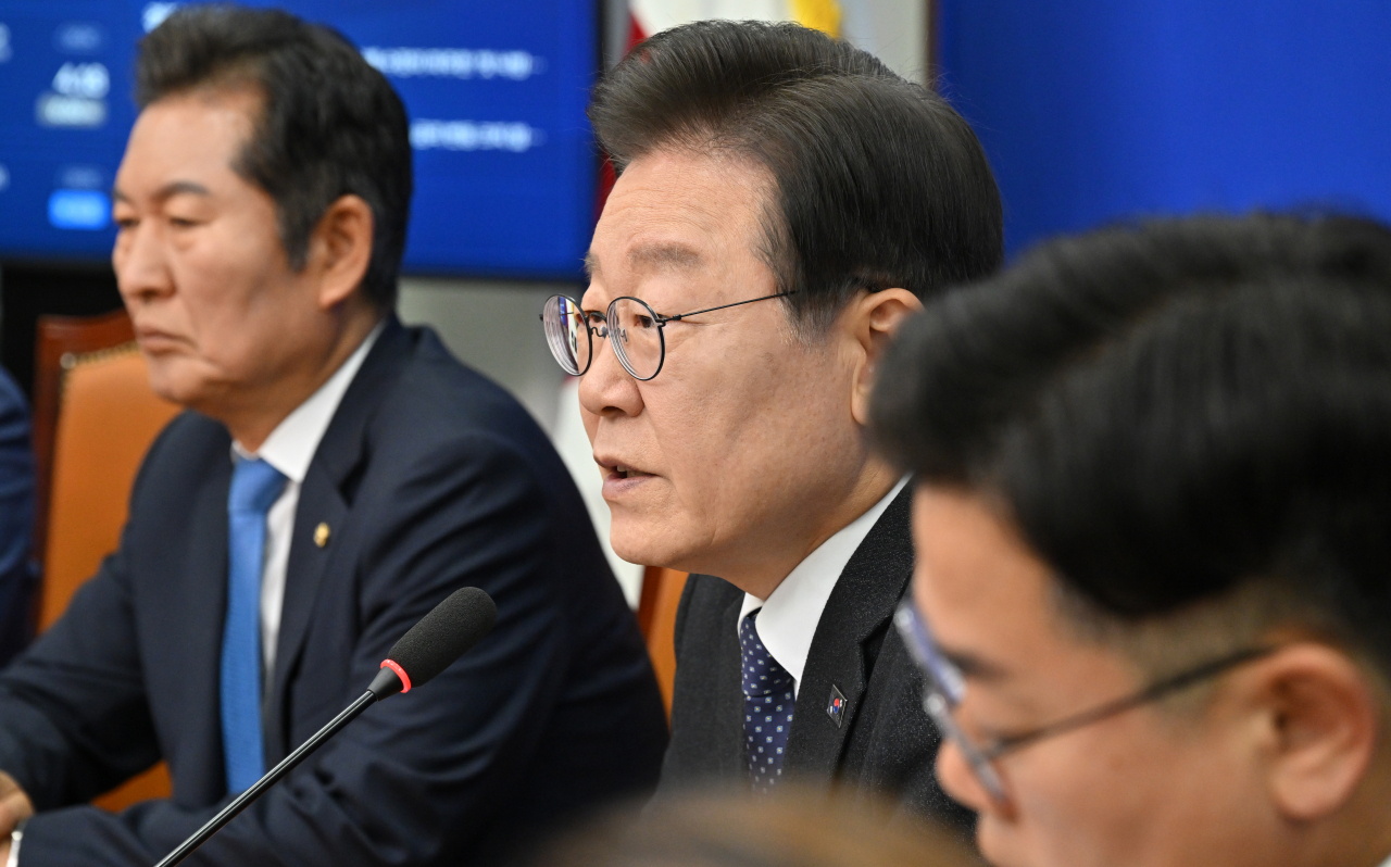 이재명(가운데) 더불어민주당 대표가 27일 오전 서울 여의도 국회에서 열린 최고위원회의에서 모두발언을 하고 있다. 임세준 기자