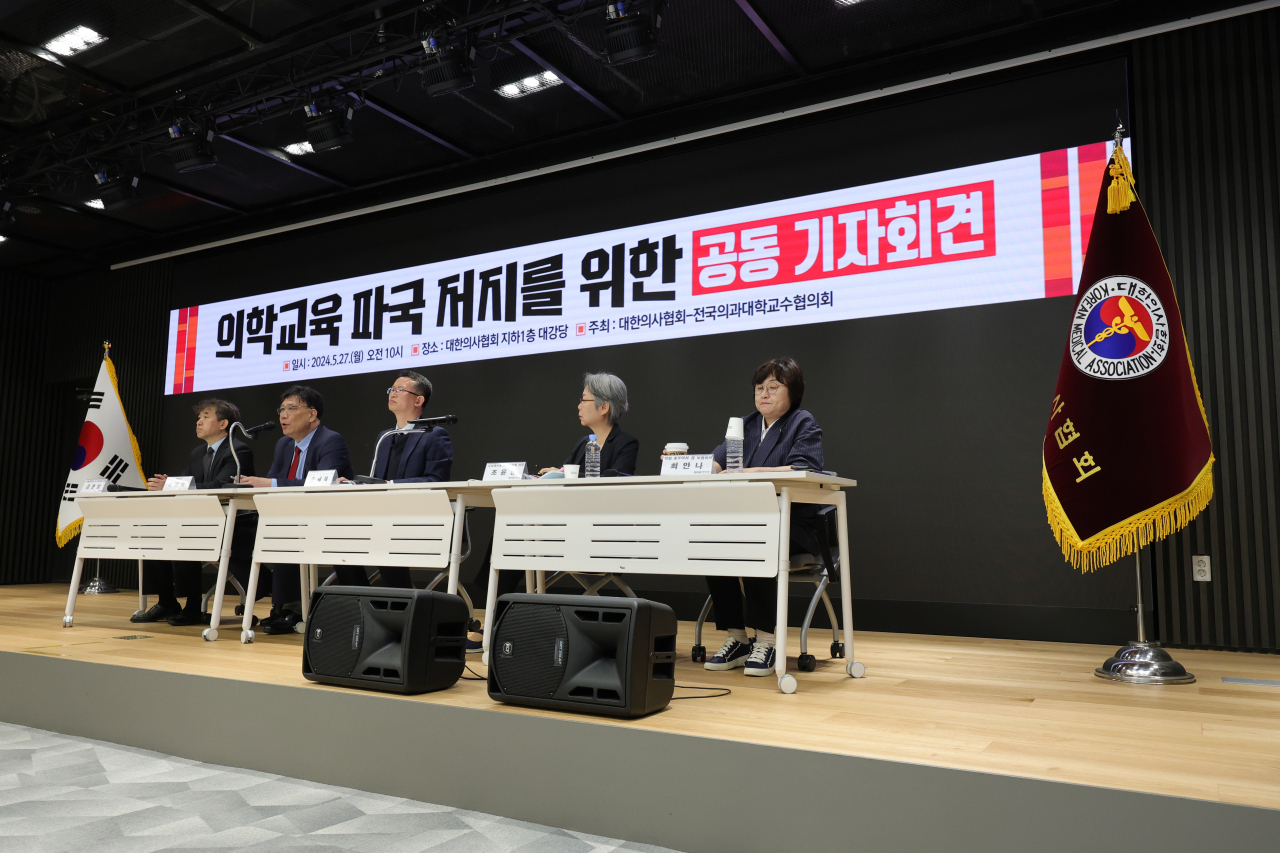 이병철 변호사(왼쪽 두번째)가 27일 오전 서울 용산구 대한의사협회(의협) 회관 대강당에서 열린 의협·전국의대교수협의회 공동 기자회견에서 취재진 질문을 받기에 앞서 발언하고 있다. 왼쪽부터 김종일 서울대 의대 교수협의회장, 이 변호사, 오세옥 부산대 의대 교수협의회장, 조윤정 고려대 의대 교수협의회 의장, 최안나 의협 총무이사 겸 보험이사. [연합]