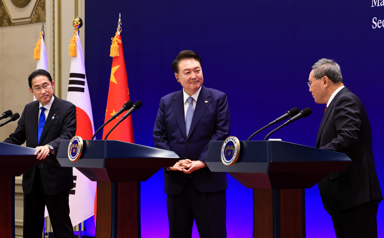윤석열 대통령이 27일 청와대 영빈관에서 열린 제9차 한일중 정상회의 공동기자회견에서 리창 중국 국무원 총리의 발언을 듣고 있다. 왼쪽부터 기시다 후미오 일본 총리, 윤 대통령, 리창 총리. [연합]