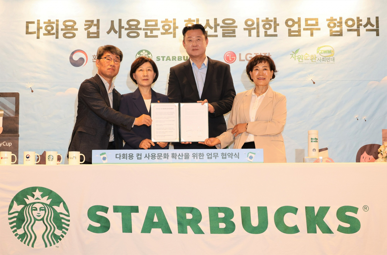 이현욱(왼쪽부터) LG전자 부사장, 한화진 환경부 장관, 손정현 스타벅스 대표이사, 김미화 자원순환사회연대 이사장이 협약서를 들고 기념사진을 촬영하고 있다. [스타벅스코리아 제공]