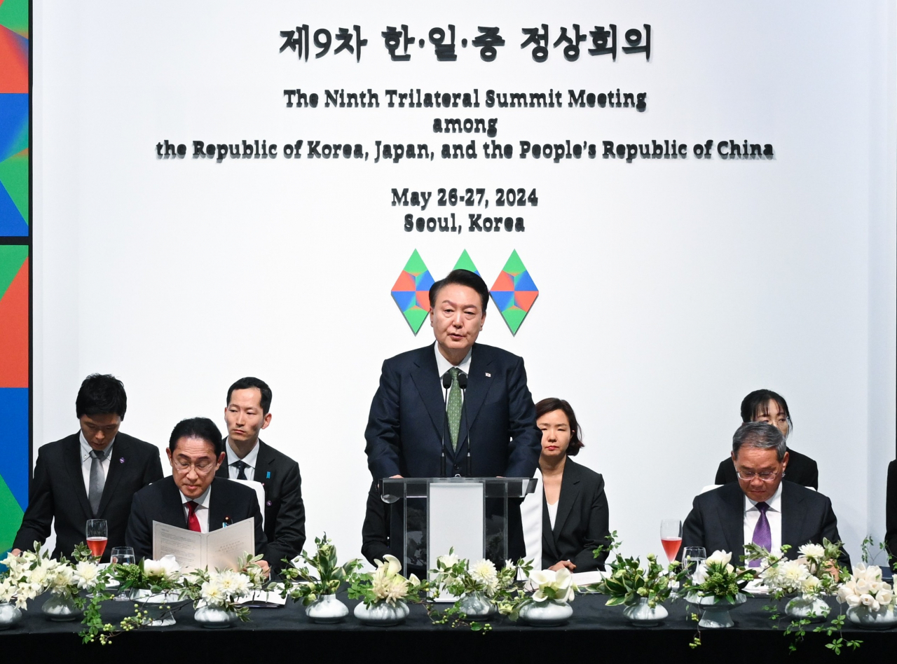 윤석열 대통령이 26일 서울 종로구 국립현대미술관 서울관에서 열린 제9차 한일중 정상회의 환영만찬에서 만찬사를 하고 있다. [연합]