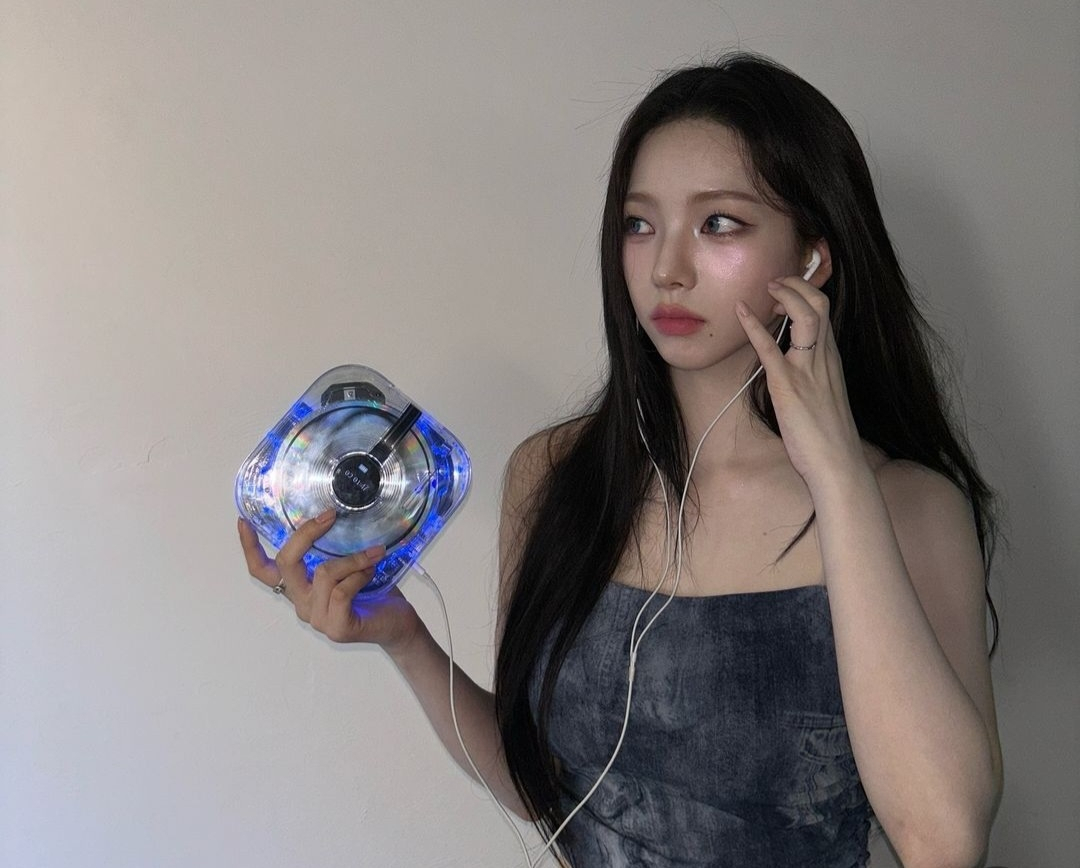 에스파의 카리나가 CD플레이어를 들고있는 모습. [카리나 인스타그램 갈무리]