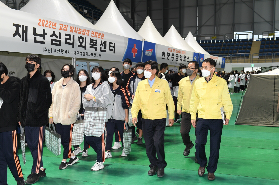 지난 2022년 진행된 방사능방재 연합훈련에서 정종복 기장군수(가운데)가 기장군 강서체육공원 체육관에서 현장훈련을 점검하고 있다. [사진=기장군]