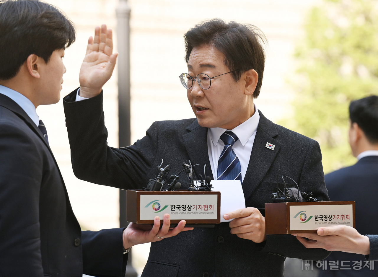 지난달 서울 서초구 서울중앙지방법원에서 열린 '대장동·성남FC·백현동' 관련 배임·뇌물 협의 재판에 출석하며 지지자들에게 손을 들고 있는 이재명 더불어민주당 대표. 이상섭 기자