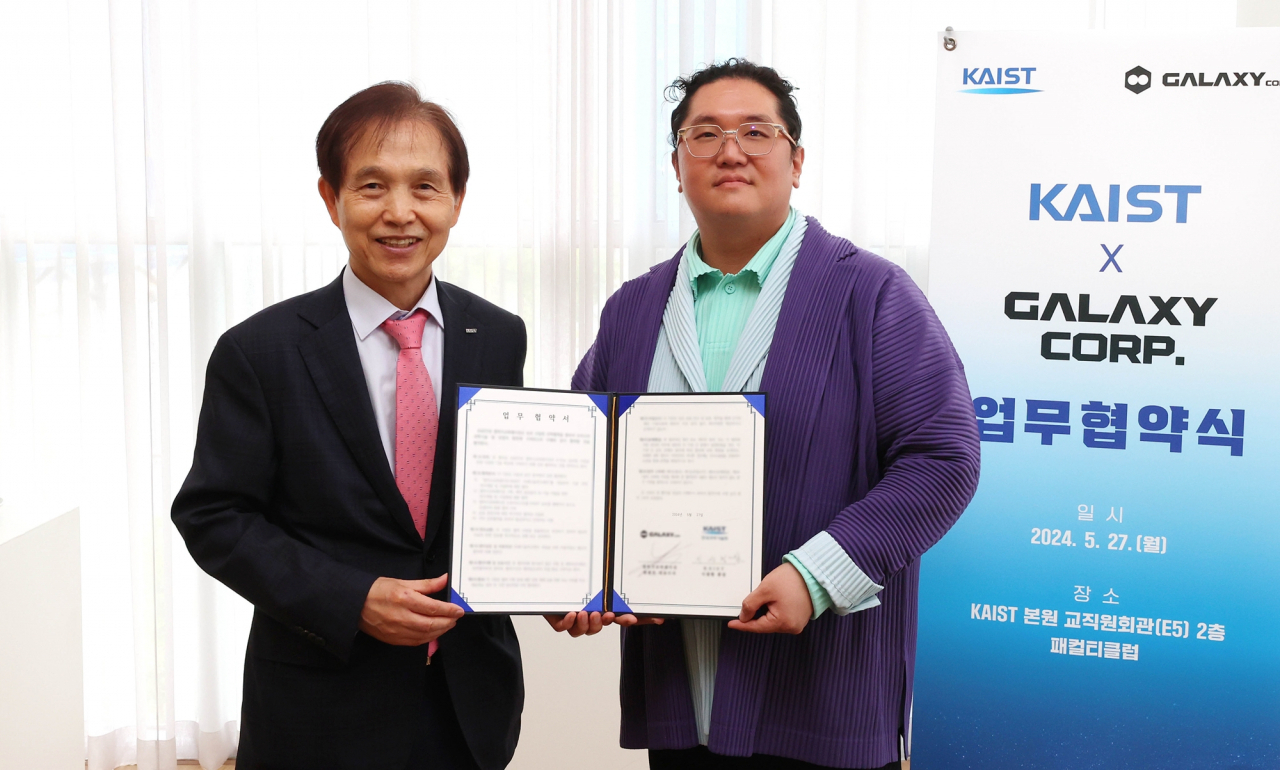 이광형(왼쪽) KAIST 총장과 최용호 갤럭시코퍼레이션 대표가 K-Pop 글로벌 사업을 위한 업무 협정을 체결하고 있다.[KAIST 제공]