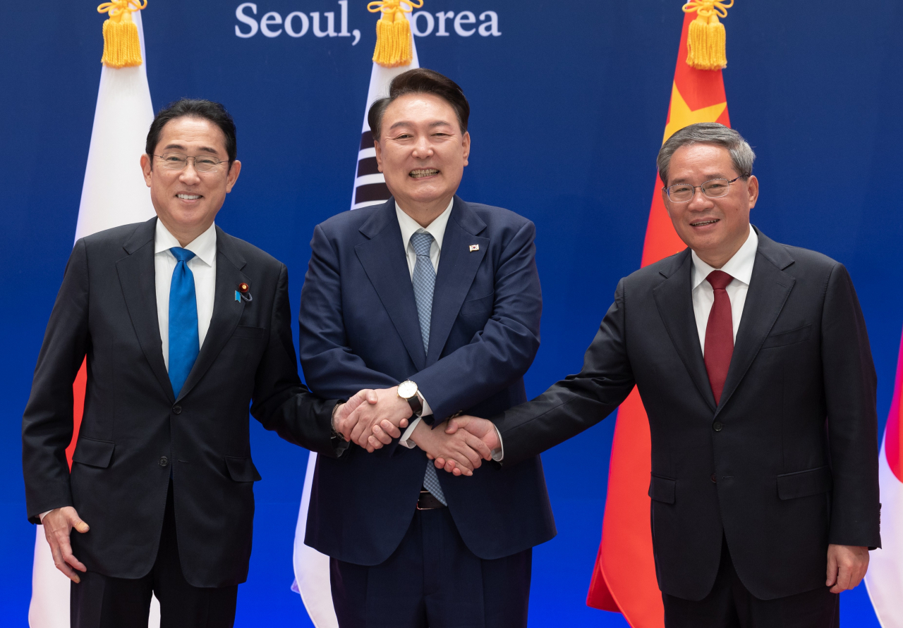 윤석열 대통령, 기시다 후미오 일본 총리, 리창 중국 국무원 총리가 27일 청와대 영빈관에서 열린 제9차 한일중 정상회의에 앞서 기념 촬영을 하고 있다. [연합]