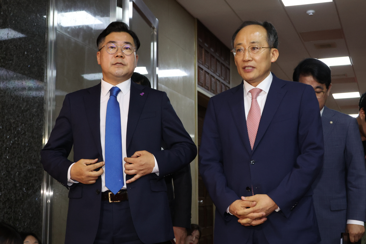 추경호(오른쪽) 국민의힘 원내대표와 박찬대 더불어민주당 원내대표가 27일 서울 여의도 국회에서 김진표 국회의장과 회동을 마치고 나와 취재진의 질문에 답하고 있다. 이날 양당 원내대표는 하루 앞으로 다가온 21대 국회 마지막 본회의 안건을 김 의장 주재로 논의했으나 합의에 이르지 못했다. [연합]