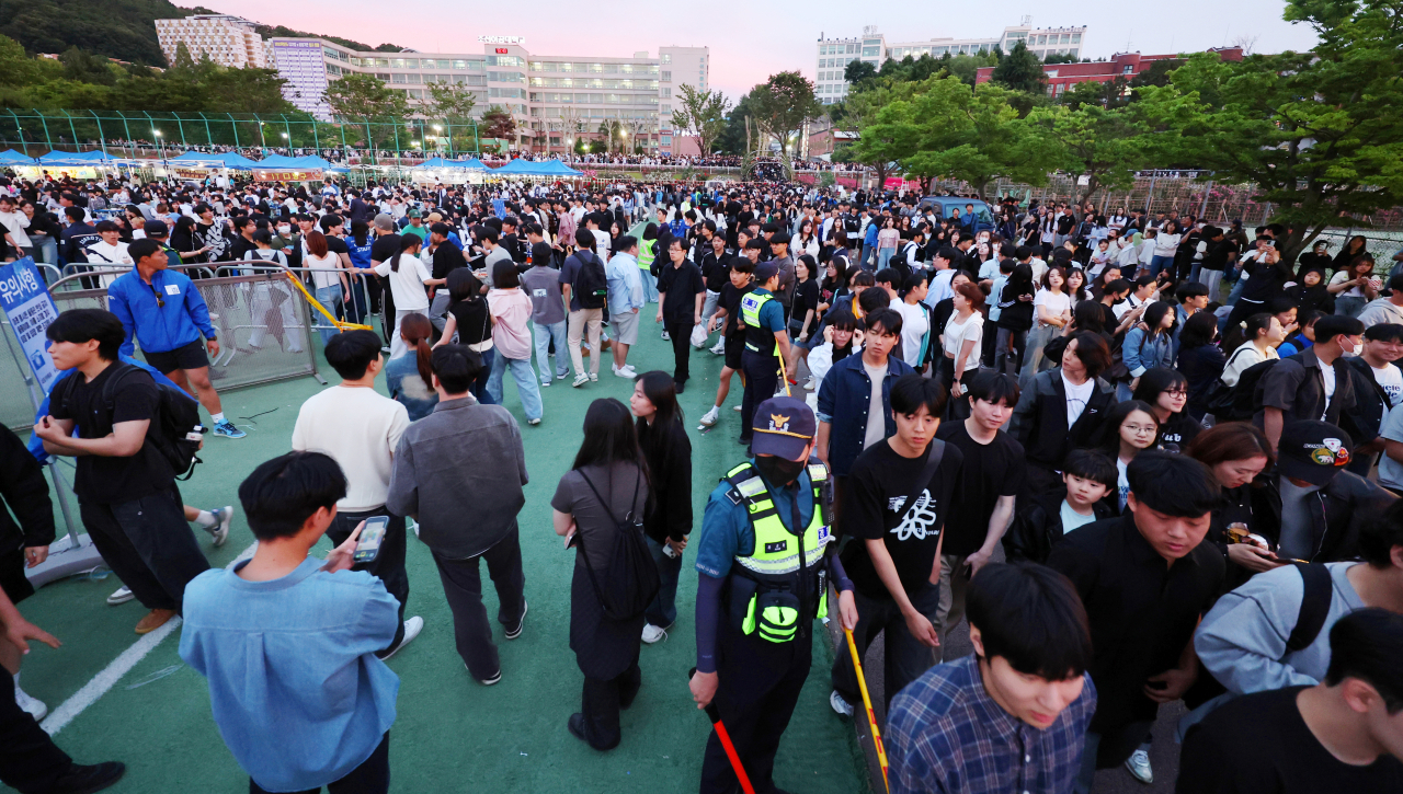 27일 오후 광주 동구 조선대학교에서 열린 대동제에서 방문객들이 모여 있다. 연합뉴스