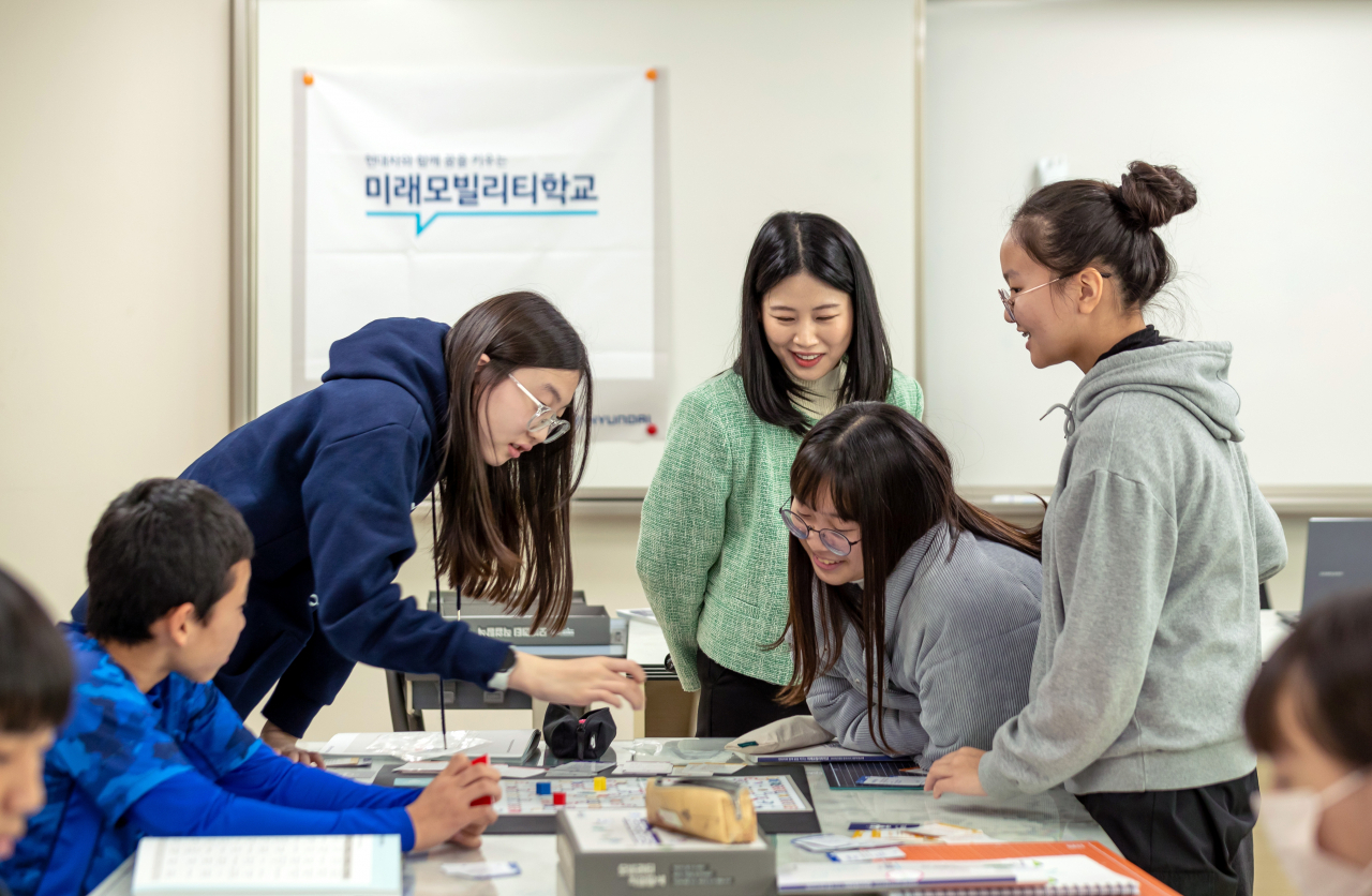 미래모빌리티학교 중등부 학생들이 모빌리티 산업 탐색 활동을 하는 모습. [현대차 제공]